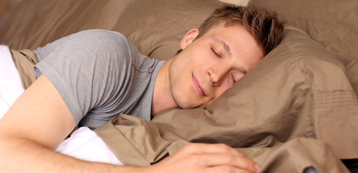 چرا پزشکان توصیه می‌کنند به پهلوی چپ بخوابیم؟