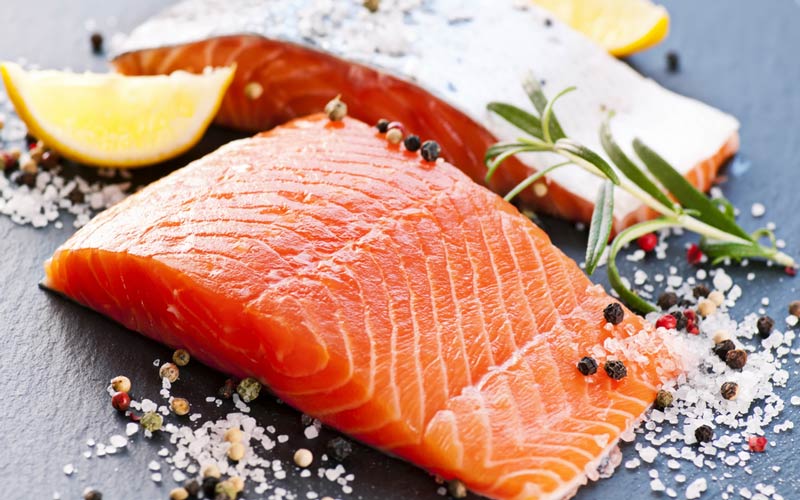 ماهی‌هایی که اسید چرب امگا ۳ دارند نقش مهمی در کاهش فشار خون بازی می‌کنند