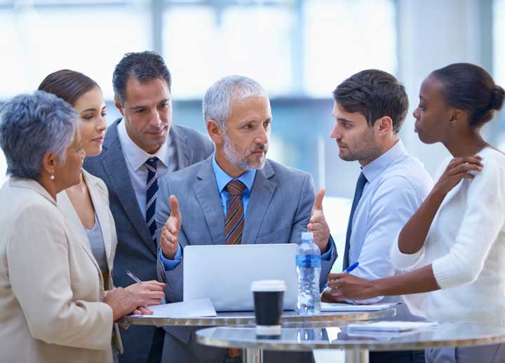 براساس تئوری رهبری مشارکتی، رهبران اعضای گروه را به مشارکت و همکاری تشویق میکنند.