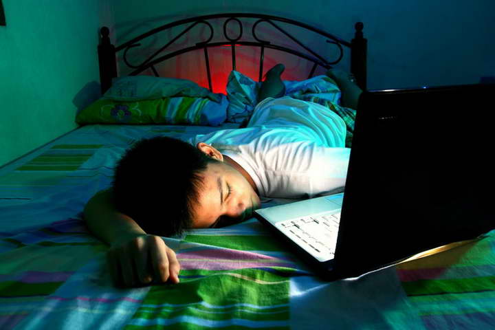 برای درمان بی خوابی قبل از خواب وسایل الکترونیکی را خاموش کنید