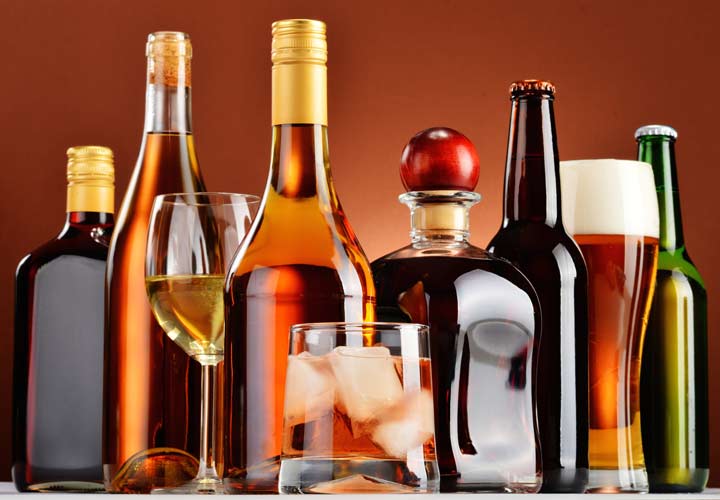 درمان خانگی کبد چرب - الکل یکی از مهمترین عوامل ابتلا به کبد چرب است.