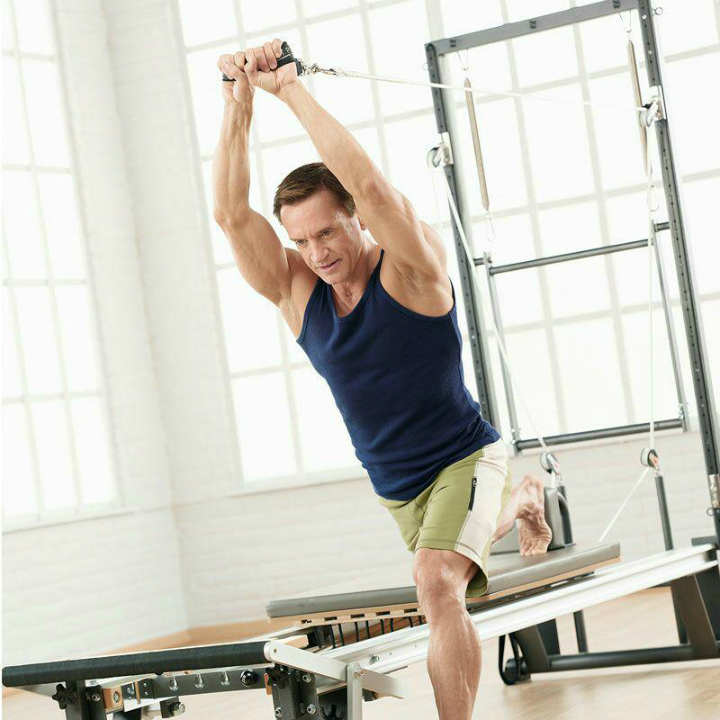 تقویت عضلات بازوها - برای داشتن بدنی خوش فرم حرکات پیلاتس انجام دهید