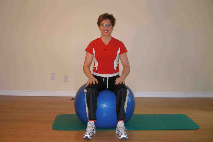 تقویت عضلات جلو ‌بازو - با ورزش کردن بر روی توپ ثبات عضلات جلو بازوی لاغر و خوبی داشته باشید