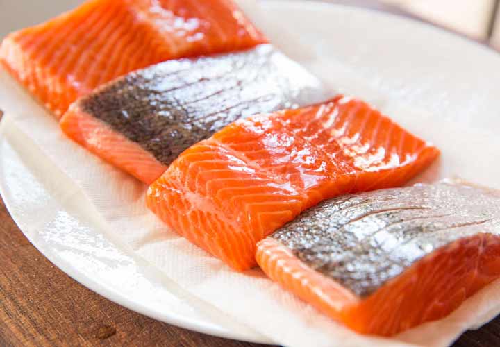 ماهی سالمون سرشار از چربیهای مفید است و جزو ۳۶ غذای کم کالری محسوب می شود.