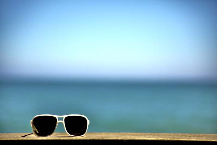 عینک آفتابی و ساحل