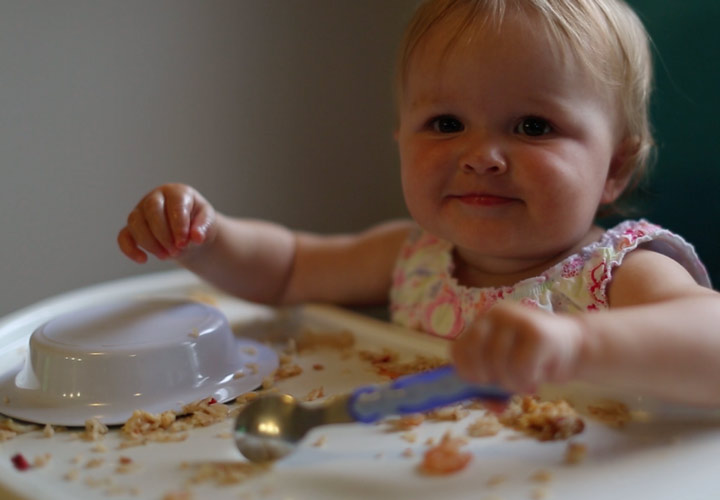 چگونه فرزندی باهوش داشته باشیم - بازی با غذا موجب تقویت هوش کودک می‌شود