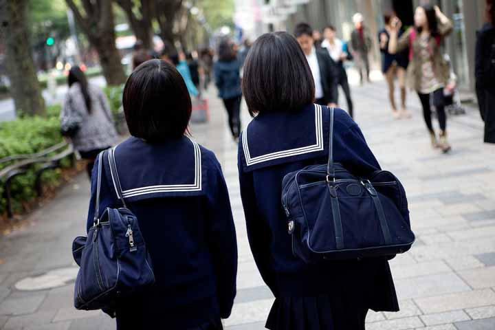 دختران ژاپنی در حال قدم زدن