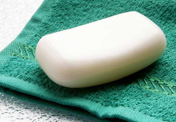 استفاده از مایع ظرفشویی، شامپو یا صابون از روش های پاک کردن لکه روغن از لباس است.