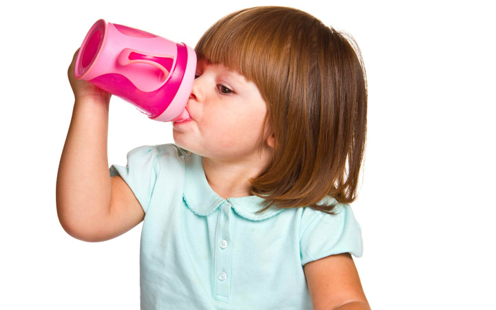 کودک یک ساله - عادت دادن کودک به لیوان مخصوص مایعات