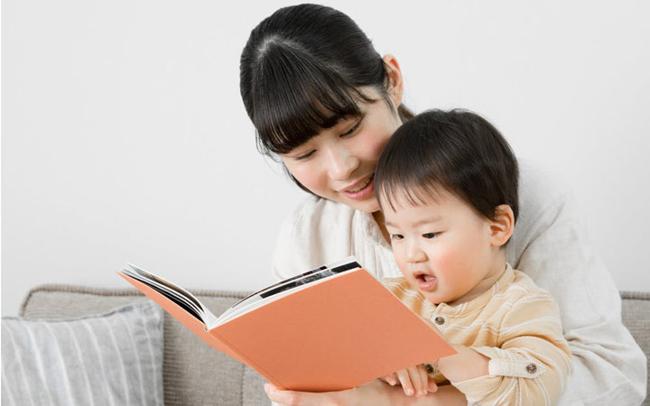 کودک یک ساله - برای کودک کتاب بخوانید
