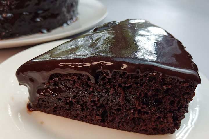 یک برش کیک خیس شکلاتی