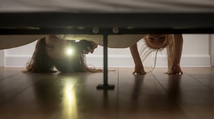 نگاه‌کردن به زیر تخت برای نشان‌دادن عدم وجود لولو به کودک