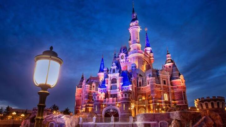 The best amusement park in the world: Shanghai Disneyland