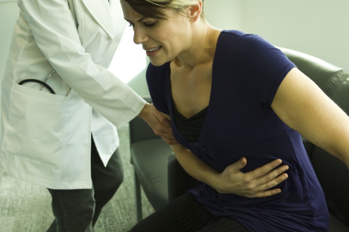 مراجعه زن مبتلا به درد شکم به پزشک برای تشخیص تب مدیترانه ای