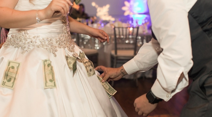 چسباندن پول به لباس عروس:‌ رسم عجیب عروسی در کوبا
