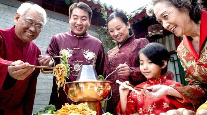 رابطه فرهنگ اجتماعی و غذا خوردن چینی ها - جمعی از در حال غذاخوردن