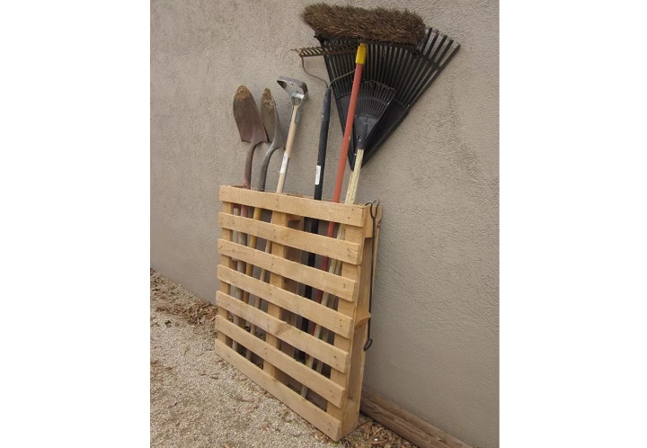 استفاده از پالت چوبی برای نگهداری ابزار باغبانی