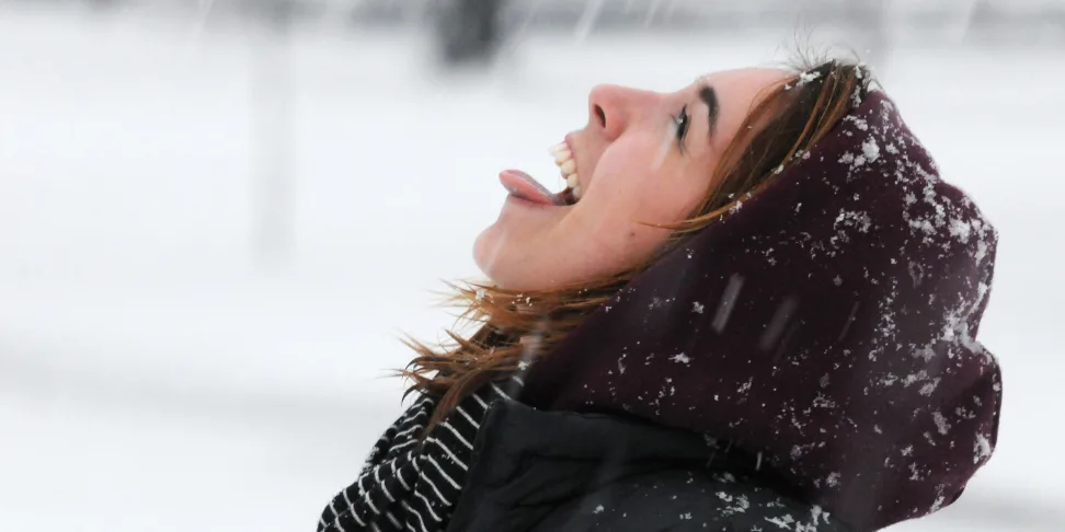 Does eating snow make the body dehydrated?